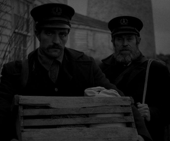 Robert Pattinson y Willem Dafoe, en 'The Lighthouse' (El faro), en Histerias de Cine